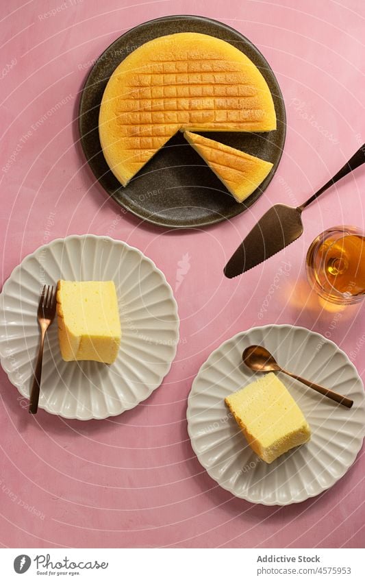 Leckerer japanischer Käsekuchen auf Tellern serviert ganze Torte Dessert Portion dienen Lebensmittel Gebäck Speise farbenfroh hell Spachtel Gabel Japanisch