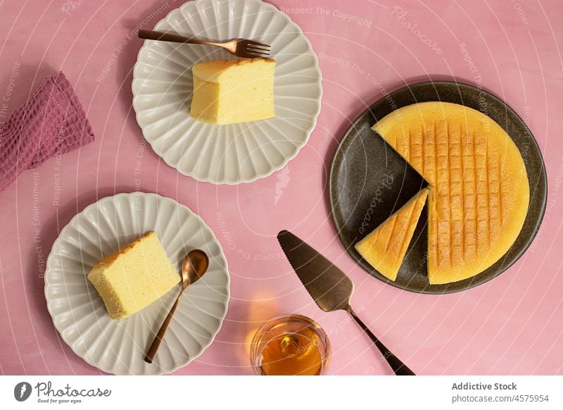 Leckerer japanischer Käsekuchen auf Tellern serviert ganze Torte Dessert Portion dienen Lebensmittel Gebäck Speise farbenfroh hell Spachtel Gabel Japanisch