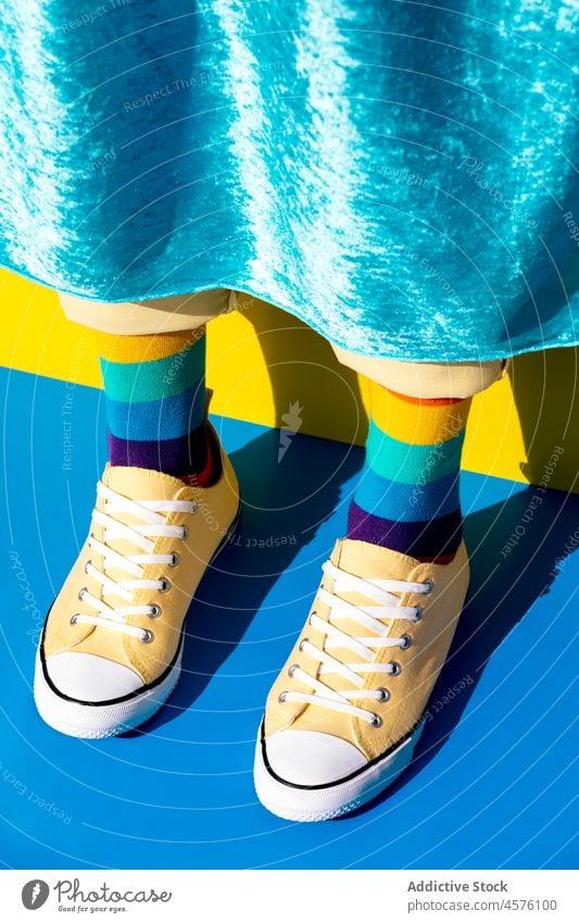 Unbekannte Person in Socken mit LGBT-Farben Regenbogen Kniestrümpfe lgbt Homosexualität gleich Freiheit Toleranz Menschenrechte unkonventionell Stolz Konzept