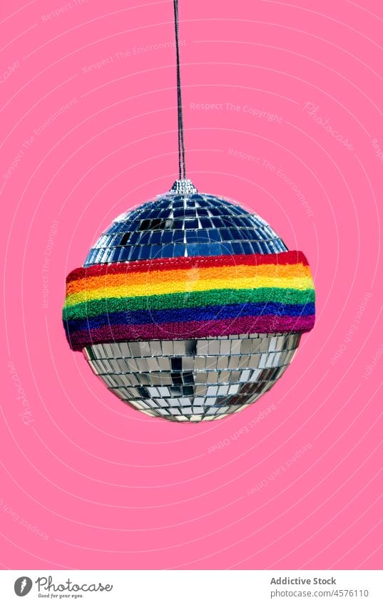 Discokugel mit LGBT-Band Scrunchy Ball lgbt Regenbogen Symbol Konzept Toleranz gleich Solidarität farbenfroh hell Dekoration & Verzierung Licht Design glänzend