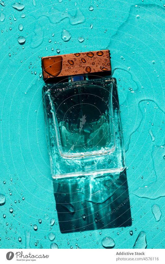 Parfümflasche auf nasser Oberfläche Duftwasser Aroma Wassertropfen Flasche brutal sehr wenige duftig Stil aromatisch notwendig durchsichtig Glas übersichtlich