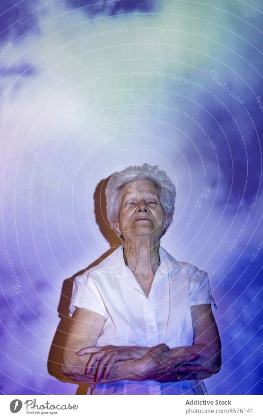 Friedliche ältere Frau an Wand mit Wolken Himmel (Jenseits) Cloud Konzept Tod Windstille Frieden Glaube friedlich vergehen Projektion Harmonie Rentnerin