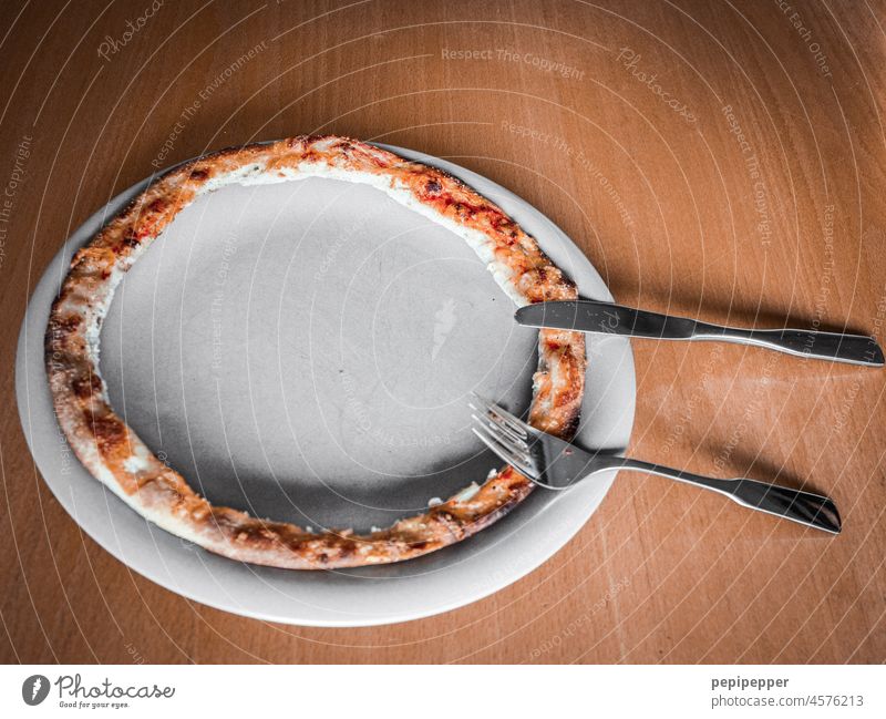 Randerscheinung – Pizzarand auf einem Teller Abendessen Lebensmittel Fastfood Mittagessen Italienische Küche lecker Ernährung Farbfoto Teigwaren Backwaren Essen