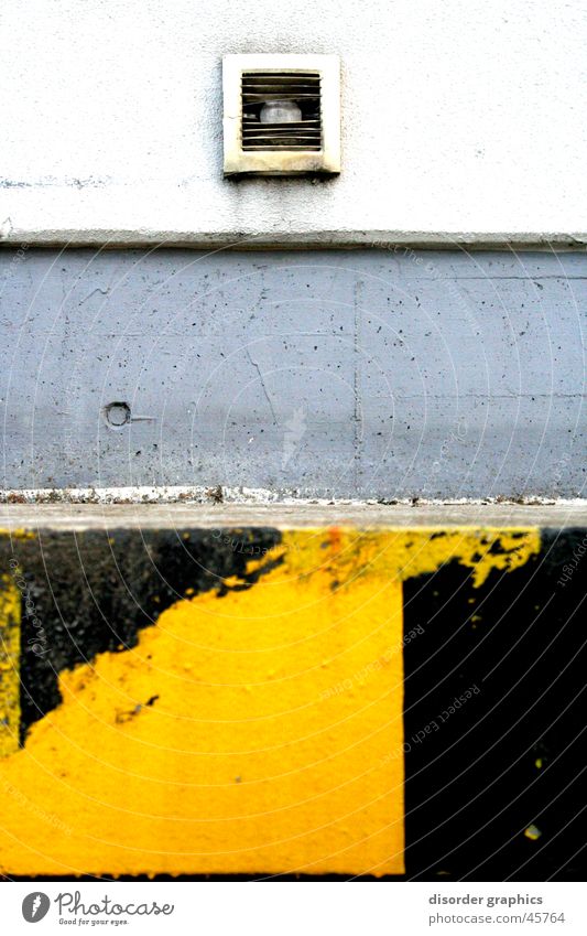 keep off Lüftung Schacht grau gelb schwarz Laderampe Industrie Ecke