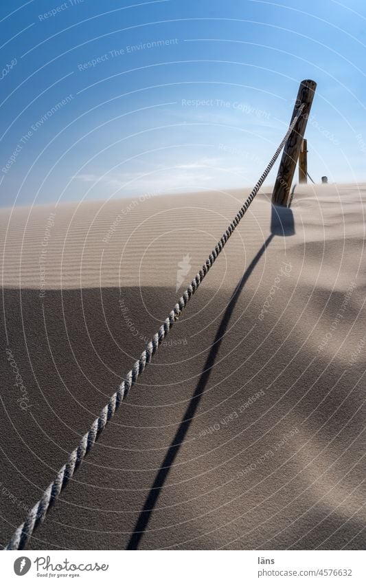 Begrenzung auf einer Wanderdüne Lontzkedüne Sand Seil steil abwärts Menschenleer Himmel aufwärts Farbfoto Schönes Wetter Polen Düne