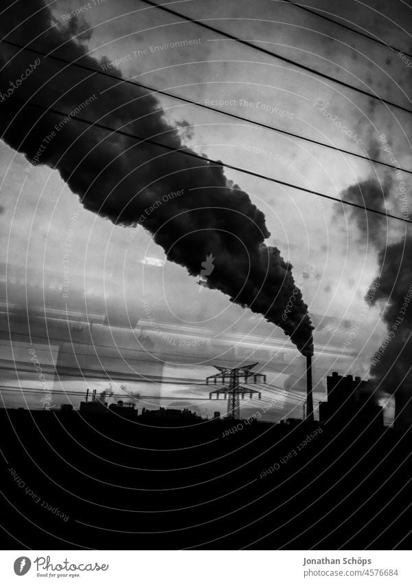Rauch vom Schornstein mit fossilen Brennstoffen im Vorbeifahren Smog Enttäuschung Klimawandel Verantwortung Hochmut Übermut Klimakrise Umweltschaden Kohle