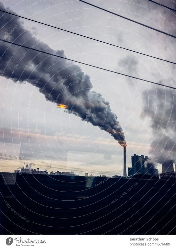 Rauch vom Schornstein mit fossilen Brennstoffen im Vorbeifahren Smog Enttäuschung Klimawandel Verantwortung Hochmut Übermut Klimakrise Umweltschaden Kohle