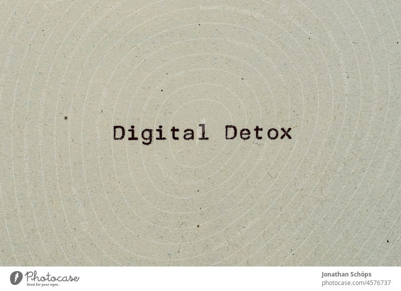 Digital Detox als Text auf Papier mit Schreibmaschine Digitalisierung Informationsflut Psycho Hygiene Recycling Schrift Typografie achtsam analog digital detox
