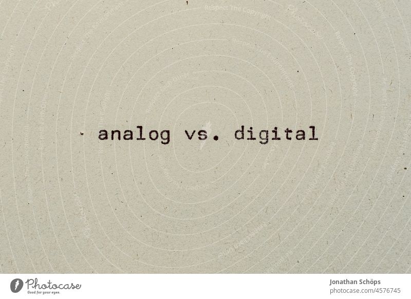 analog vs digital als Text auf Papier mit Schreibmaschine Nachteile Recycling Schrift Typografie Vorteile Widerspruch beides retro text textfreiraum vintage