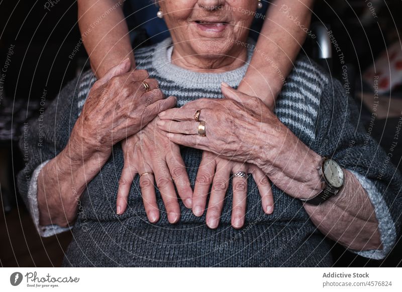 Anonyme Krankenschwester, die eine ältere Frau im Zimmer umarmt Krankenpfleger gealtert geduldig Hilfsbereitschaft Pflege Umarmung abstützen deaktivieren