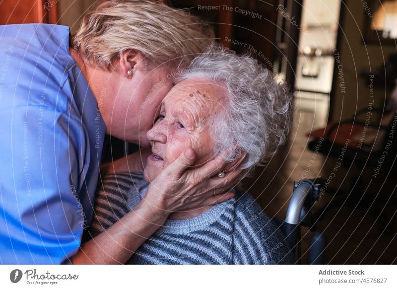 Krankenschwester umarmt alte Frau im Zimmer Krankenpfleger gealtert älter geduldig Hilfsbereitschaft Kuss Pflege Umarmung Liebe abstützen deaktivieren Rentnerin