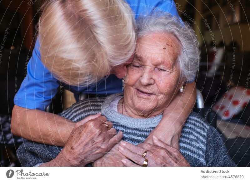 Krankenschwester umarmt alte Frau im Zimmer Krankenpfleger gealtert älter geduldig Hilfsbereitschaft Kuss Pflege Umarmung Liebe abstützen deaktivieren Rentnerin