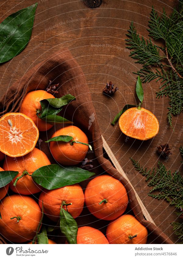 Reife Mandarine bei grünen Zweigen Frucht Zitrusfrüchte Stapel Vitamin gesunde Ernährung organisch Lebensmittel natürlich Haufen Container frisch Tisch reif