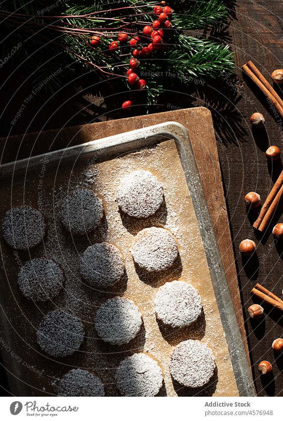 Weihnachtliches Haselnuss-Mürbegebäck auf einem Holztisch Sortiment Butterkeks Cookies traditionelles Essen Nougat Weihnachten Weihnachtsdessert Keks Overhead