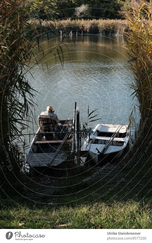 Angler im Boot am Szelid See in Ungarn Fischerboot Angelsport Mann Freizeit Freizeitsport fischen Ufer Schilf Versteck Liegeplatz Naturschutzgebiet