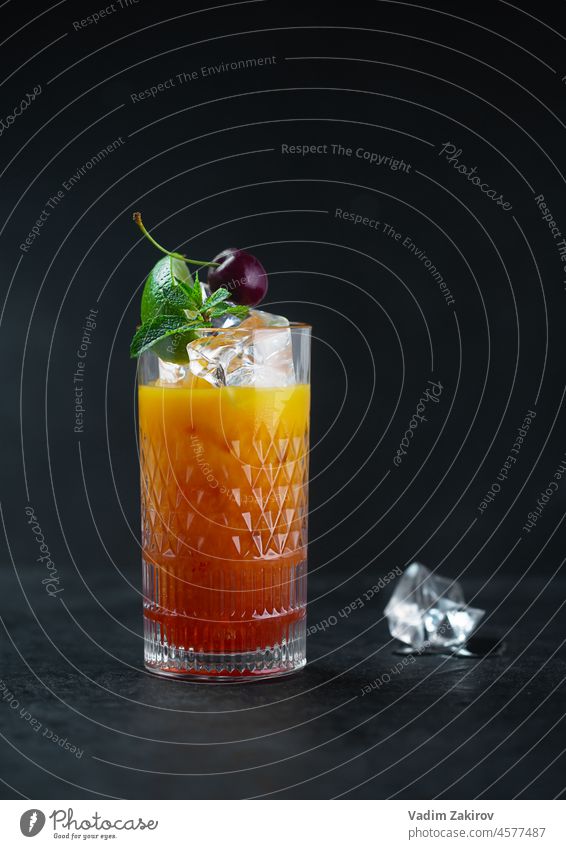 Orangensaft mit Minze und Kirscheis in einem Glas auf dunklem Hintergrund. Unaufdringlich Alkohol alkoholisch alkoholischer Mixgetränk Aperitif Aperol-Spritz
