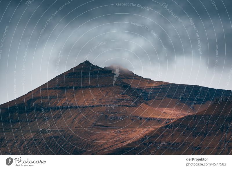Färöer Inseln: Blick auf Berg der Insel Eysturoy Gelände Berghang schroff abweisend kalte jahreszeit Dänemark Naturerlebnis Abenteuer majestätisch Neugier