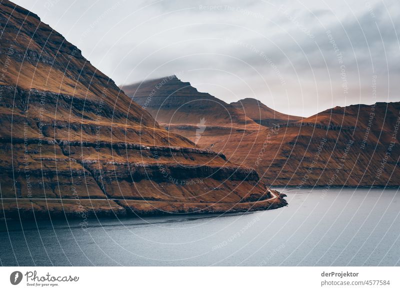 Färöer Inseln: Blick auf die Insel Eysturoy mit Straße II Gelände Berghang schroff abweisend kalte jahreszeit Dänemark Naturerlebnis Abenteuer majestätisch