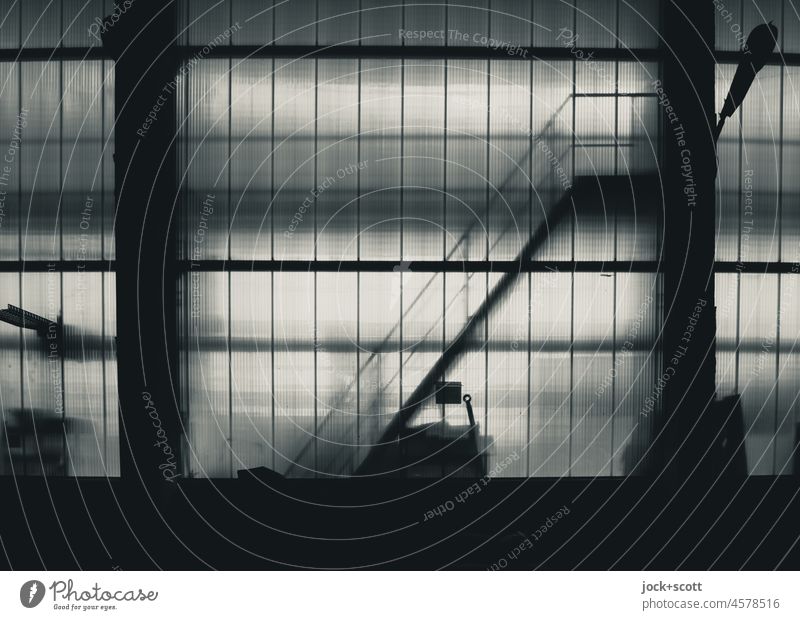 Treppe zwischen Licht und Schatten auf Lager Lagerhalle Glasscheibe Gegenlicht Silhouette Architektur Halle Strukturen & Formen Streben Industriefotografie