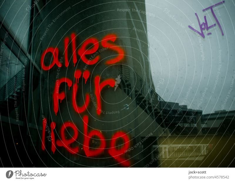alles Für liebe am Standort Reflexion & Spiegelung Schriftzeichen Deutsch alles für liebe Berliner Fernsehturm Spray handschriftlich Straßenkunst Alexanderplatz