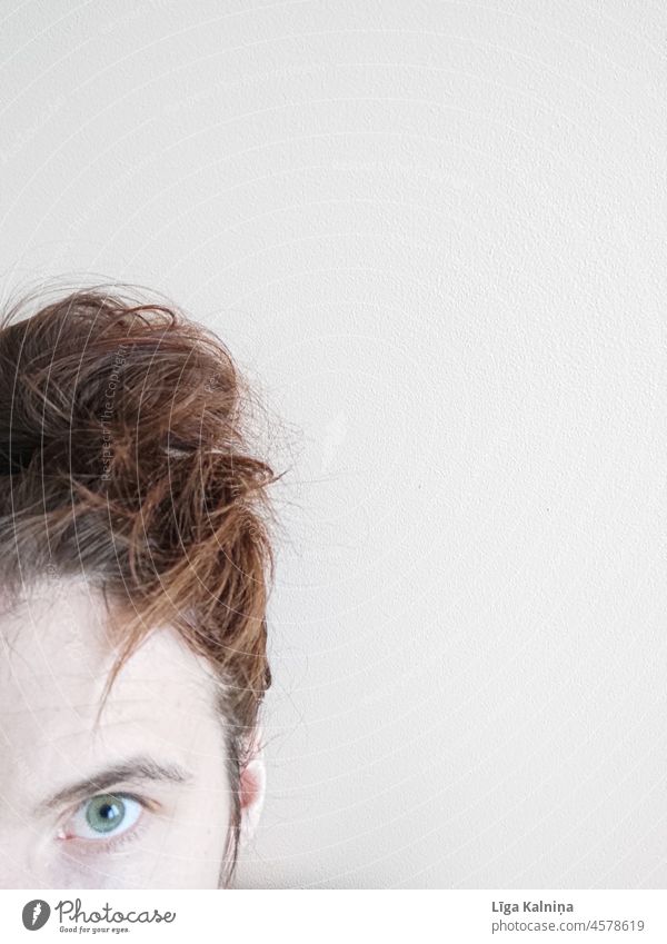 Ausgeschnittenes Bild einer Frau mit Auge und Haar im Dutt Behaarung Haare & Frisuren Kopf feminin Mensch Erwachsene Jugendliche Gesicht Junge Frau 18-30 Jahre
