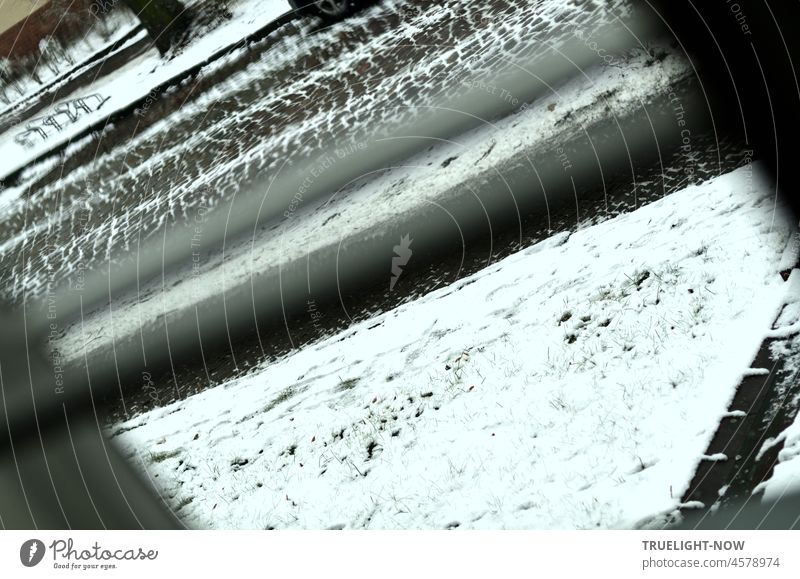 Gradlinig die Spur / Erster Schnee ist gefallen / Blick aus dem Fenster Winter tadt Nebenstrasse Straßenpflaster Wagenspuren Spuren Reifenspuren diagonal