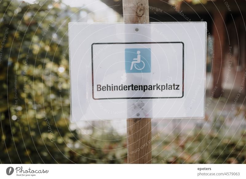 Ein laminiertes Schild mit der Aufschrift Behindertenparkplatz auf Deutsch Ableismus Zugang behindertenparkplatz blau Konzept Behinderung deaktiviert Handicap