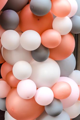 Bunte Luftballons farbig festlich Feier Werkstatt farbenfroh Entertainment Ballon Büro Gebäude Sortiment Glück Schwimmer aufblasbar Ladenfront Ordnung Schlag