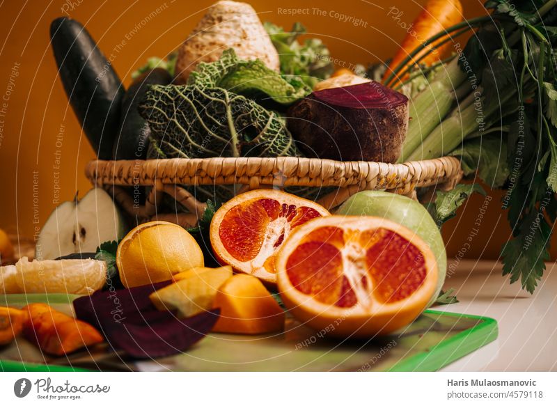 Holzkorb mit gesunden Lebensmitteln, Obst und Gemüse Apfel Hintergrund Rübe Rote Beete Frühstück Sellerie Reinigung farbenfroh Salatgurke lecker Entzug Diät