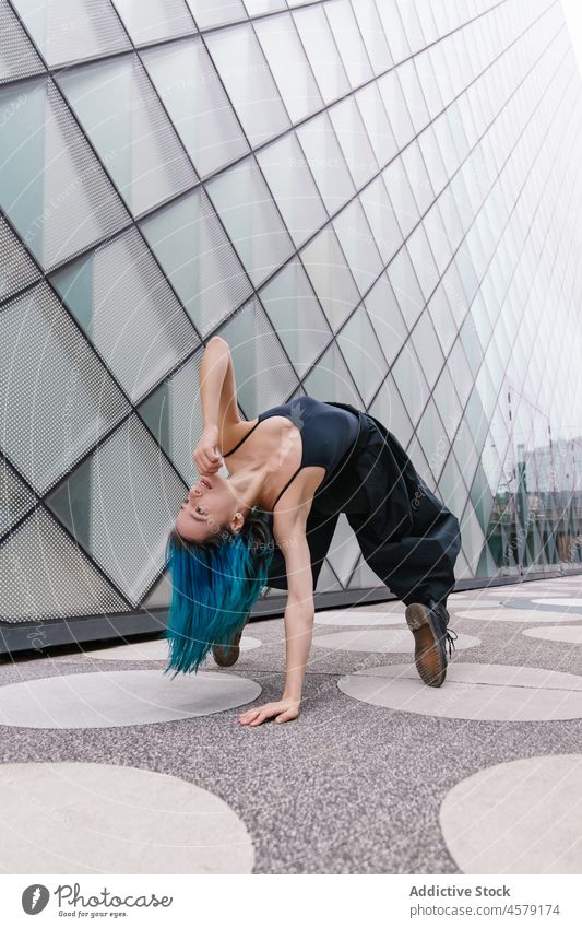 Frau tanzt zeitgenössisch auf der Straße Tanzen Zeitgenosse ausführen urban Großstadt Tänzer sich[Akk] bewegen Bewegung Stil Energie modern Gebäude Außenseite