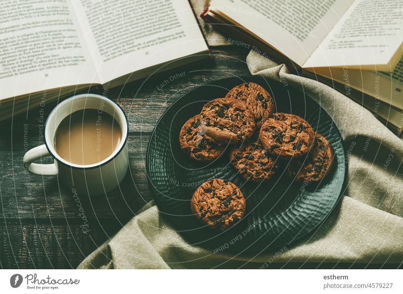 Draufsicht auf Bücher mit einer Tasse Kaffee und Schokoladenkeksen. Selektiver Fokus Buch lesen Lehrbuch Wissen lernen sich[Akk] entspannen Buchhandlung