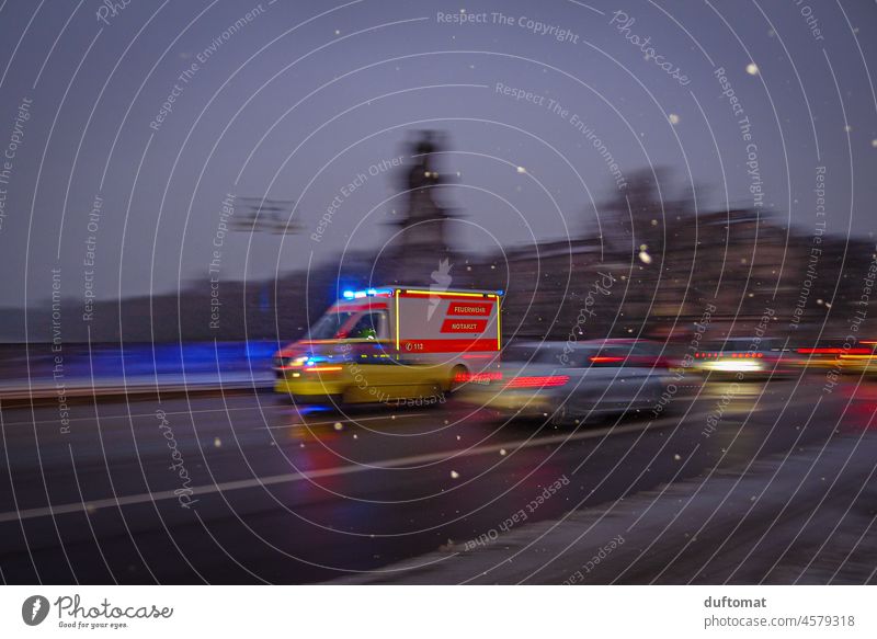 Notarzt Wagen  bei Nacht mit Schneefall und Bewegungsunschärfe Ambulanz Rettung Nachtaufnahme Arzt Speed 112 Feuerwehr Unschärfe schnell Winter Dezember