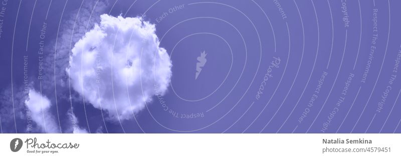 Breites Banner trendy getönt in lavendel Very Peri - Himmel mit runder Wolke als Donut mit Copy Space. Transparente Cloud kreisen Doughnut Krapfen Sehr Peri