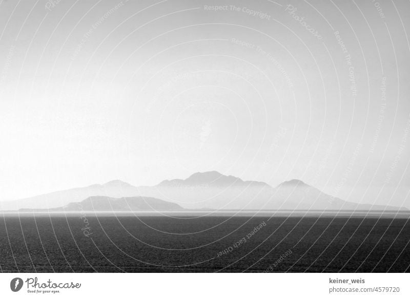 Eine Insel im Meer verschwindet im Nebel Ozean See Berge Hügel Landschaft Schwarzweißfoto schwarzweiss graustufen Griechenland Ägäis Kos Mittelmeer Türkei