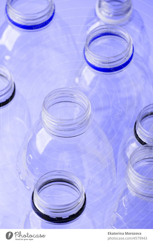 Set von verschiedenen gebrauchten leeren Wasser-Plastikflaschen ohne Deckel auf lila violetten trendigen Hintergrund. Konzept der Recycling-Plastik-Verpackungen, Wiederverwendung Industrie, Null-Abfall, umweltfreundlich, Farbe des Jahres 2022