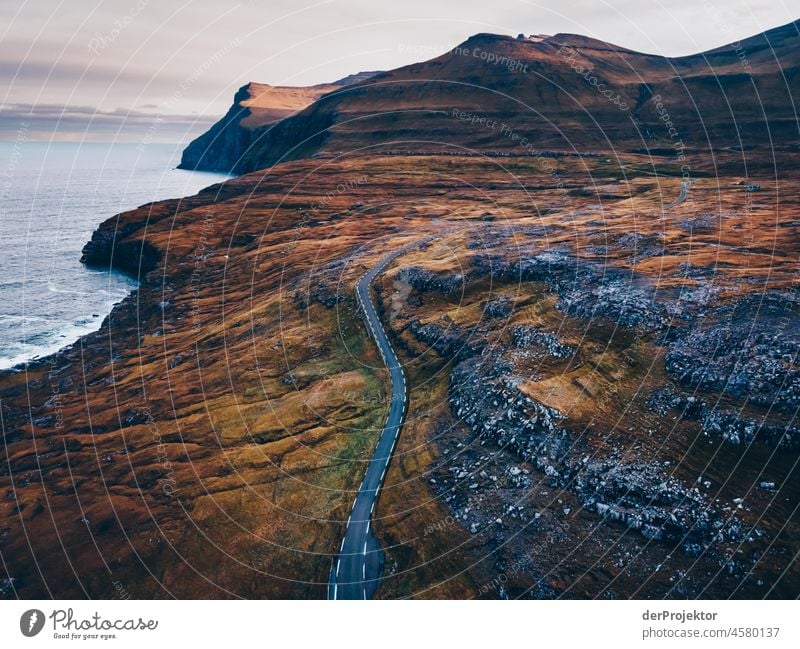 Färöer Inseln: Blick auf die Insel Eysturoy mit Straße Gelände Berghang schroff abweisend kalte jahreszeit Dänemark Naturerlebnis Abenteuer majestätisch Neugier