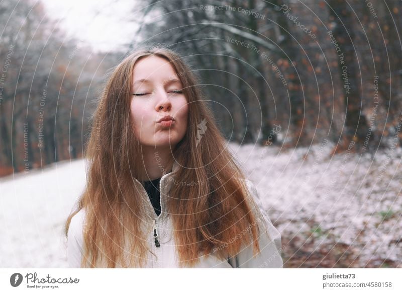 Küss mich! | Porträt eines langhaarigen Teenager Mädchens draussen im verschneiten Park Junge Frau 13-18 Jahre 16 16 Jahre lange Haare Kuss Kussmund küss mich