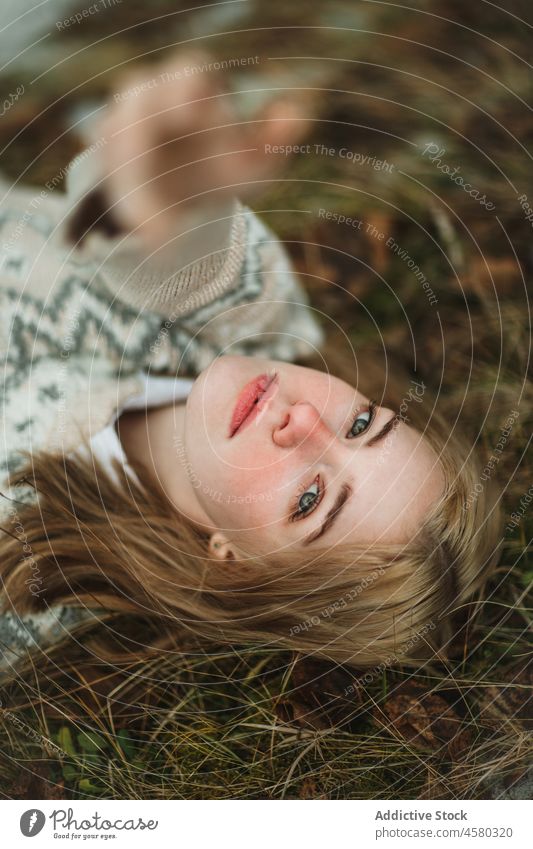 Junge Frau im Gras liegend in der Natur Lügen gestrickt Pullover sich[Akk] entspannen ruhen Windstille Harmonie ruhig Herbst Gelassenheit friedlich warm Komfort