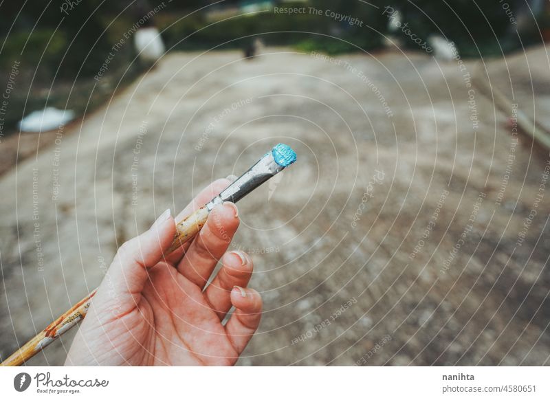 Hand hält einen Pinsel mit Ölfarbe Kunst Künstler Bürste Halt Hintergrund Boden Textur pov Sichtweise Unschärfe Bokeh im Freien künstlerisch Job Arbeit Freizeit