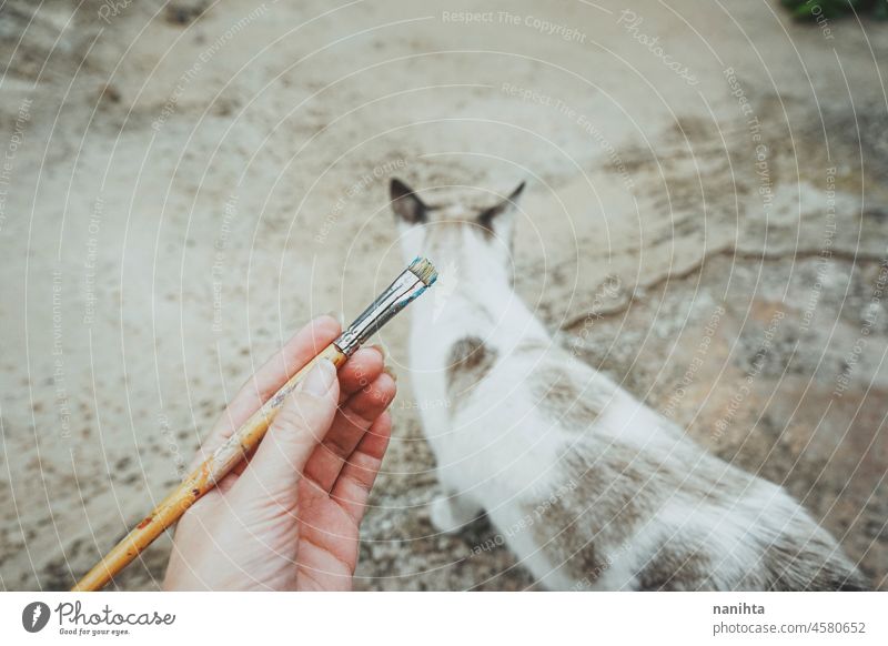 Hand hält einen Pinsel mit Ölfarbe Kunst Künstler Bürste Halt Hintergrund Boden Textur pov Sichtweise Unschärfe Bokeh im Freien künstlerisch Job Arbeit Freizeit