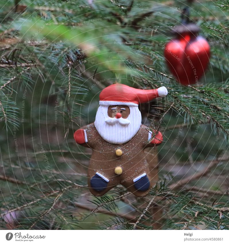 HOHOHO ... Weihnachtsmann aus Ton hängt als Weihnachtsdekoration an einem Tannenbaum Weihnachten Advent Nikolaus Dekoration Weihnachtsbaum weihnachtslich Kugel