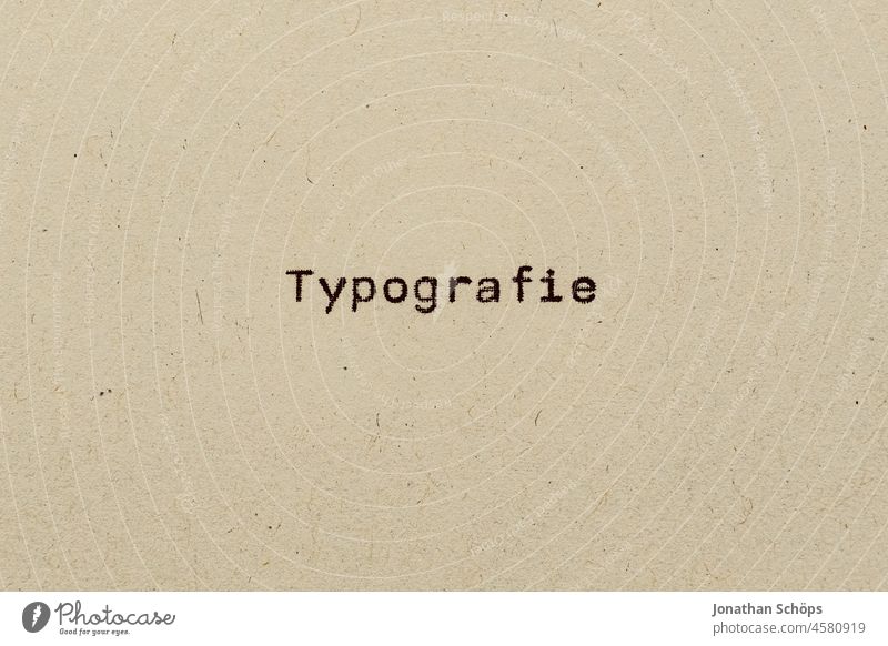 Typografie als Text auf Papier mit Schreibmaschine Recycling Schrift analog retro text textfreiraum vintage Wort Mitteilung Buchstaben