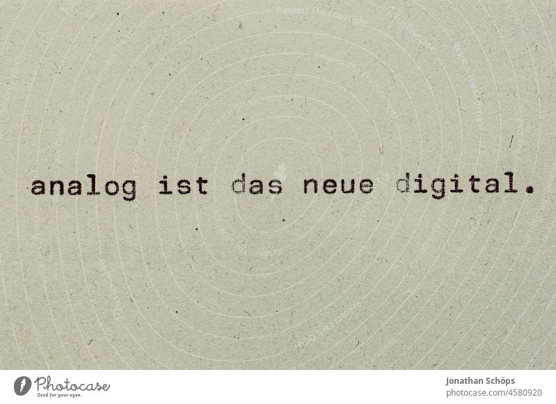 analog ist das neue digital als Text auf Papier mit Schreibmaschine Recycling Schrift Typografie Widerspruch beides retro text textfreiraum vintage Wort