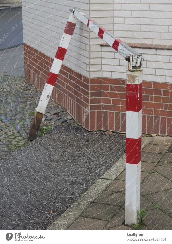 Hausecke Absperrung Sicherheit rot-weiß Klinker Barriere Schutz Strukturen & Formen schräg Schilder & Markierungen Außenaufnahme Konstruktion Bürgersteig grau