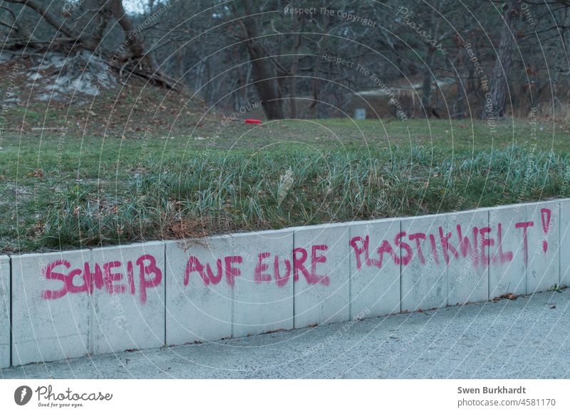 Graffiti mit Aussage Plastik Spruch Scheiß Schriftzeichen Außenaufnahme Mauer Fassade Farbfoto Wort Typographie Jugendkultur Schmiererei Straßenkunst Wand