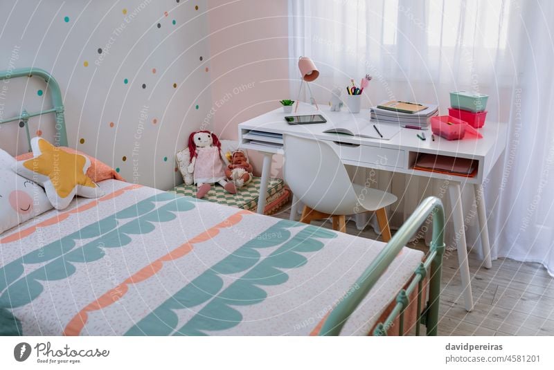 Mädchenzimmer in Pastellfarben dekoriert Bett Schreibtisch Dekoration & Verzierung niemand mint rosa Polka-Punkte Schlafzimmer Innenbereich Möbel Design modern