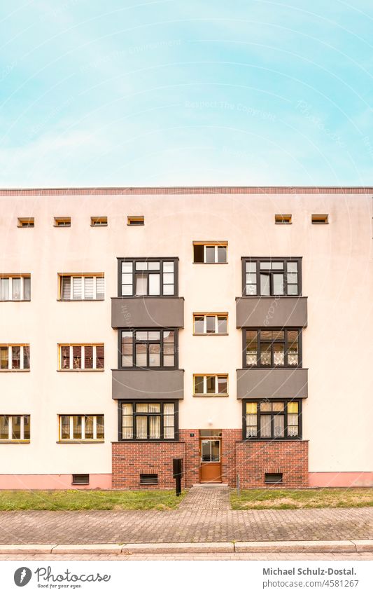 Bauhaus Wohnblock in Pastelltönen Menschenleer grün Farbfoto Magdeburger Moderne Moderne Architektur Bauwerk Haus anger ästhetisch Neues Bauen fläche geometrie