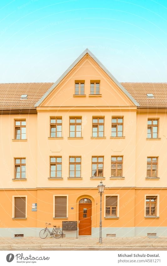 Giebelhaus der Bauhausepoche in Pastellfarben grün anger Farbfoto Haus Bauwerk Menschenleer Magdeburger Moderne Moderne Architektur rasen mietskaserne