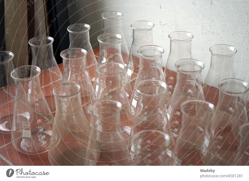 Alte Glaskolben und Laborgläser aus der Chemie in einer alten Fabrikhalle mit Antiquitäten im Stadtviertel Margaretenhütte in Gießen an der Lahn in Hessen