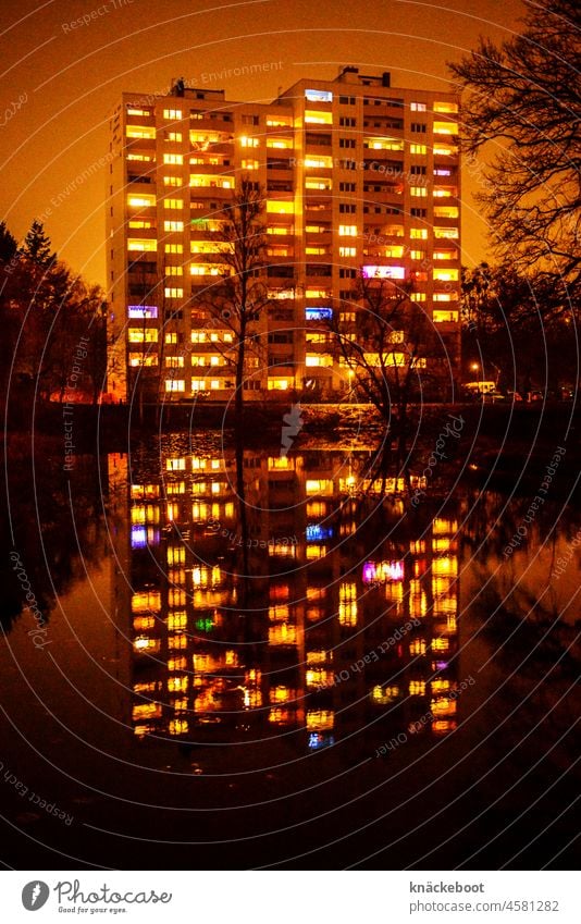 haus am see Hochhaus Nacht Stadt Beleuchtung Gebäude Abend Spiegelung Wasser Wasserspiegelung Licht lichter Berlin